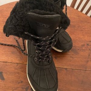 Ugg Adirondack waterproof Boot in Black. Hardly worn
